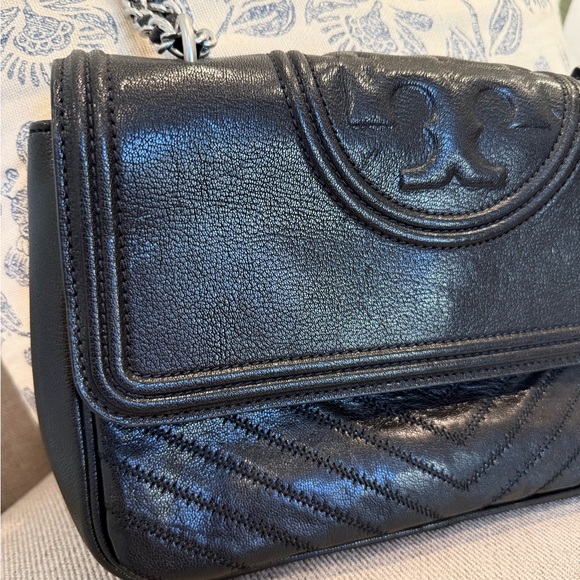 Tory Burch Fleming Shoulder Bag Metallic Black Quilted Leather Silver Chain - Picture 2 of 10